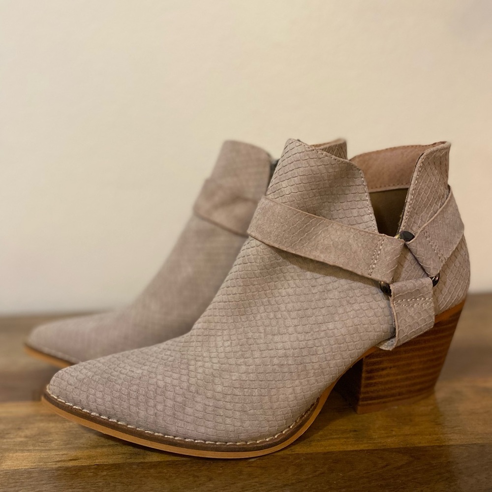 Nude leather snakeskin bootie